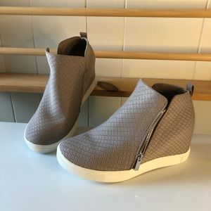 *EXTRA WIDE TORRID Unisex Grey Quilted Hidden Wedge Booties Women’s size 10WW US